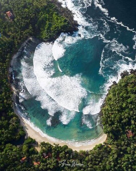 Hiriketiya Beach in Sri Lanka