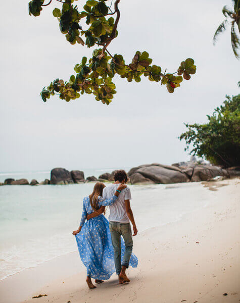Couple walks in beach